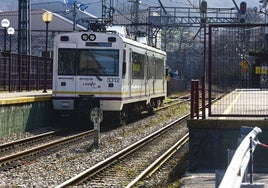 Un tren, en la estación de El Berrón.