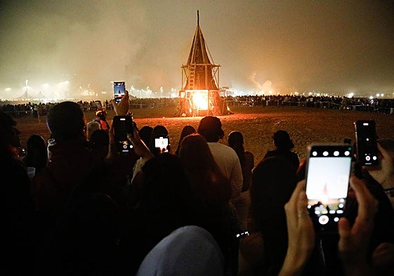Las llamas consumiendo la hoguera del pasado año en Poniente.