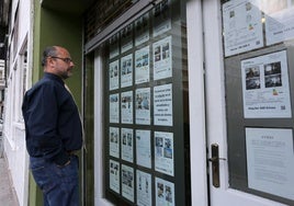 Escaparate de una inmobiliaria en Gijón.