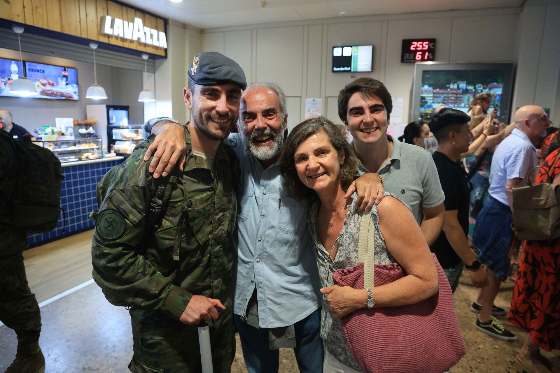 Emocionante regreso de los militares asturianos que estuvieron seis meses en Eslovaquia