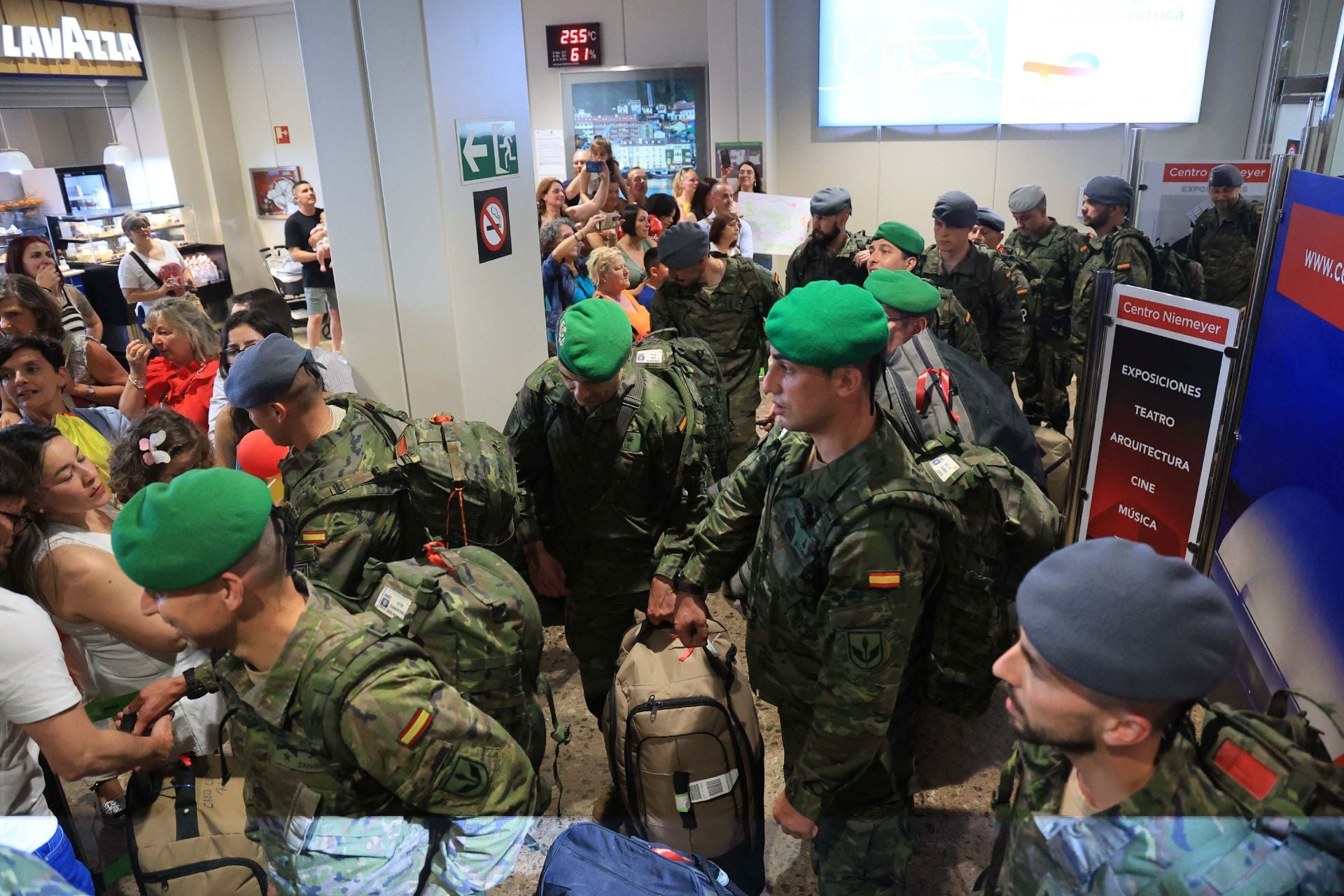 Emocionante regreso de los militares asturianos que estuvieron seis meses en Eslovaquia