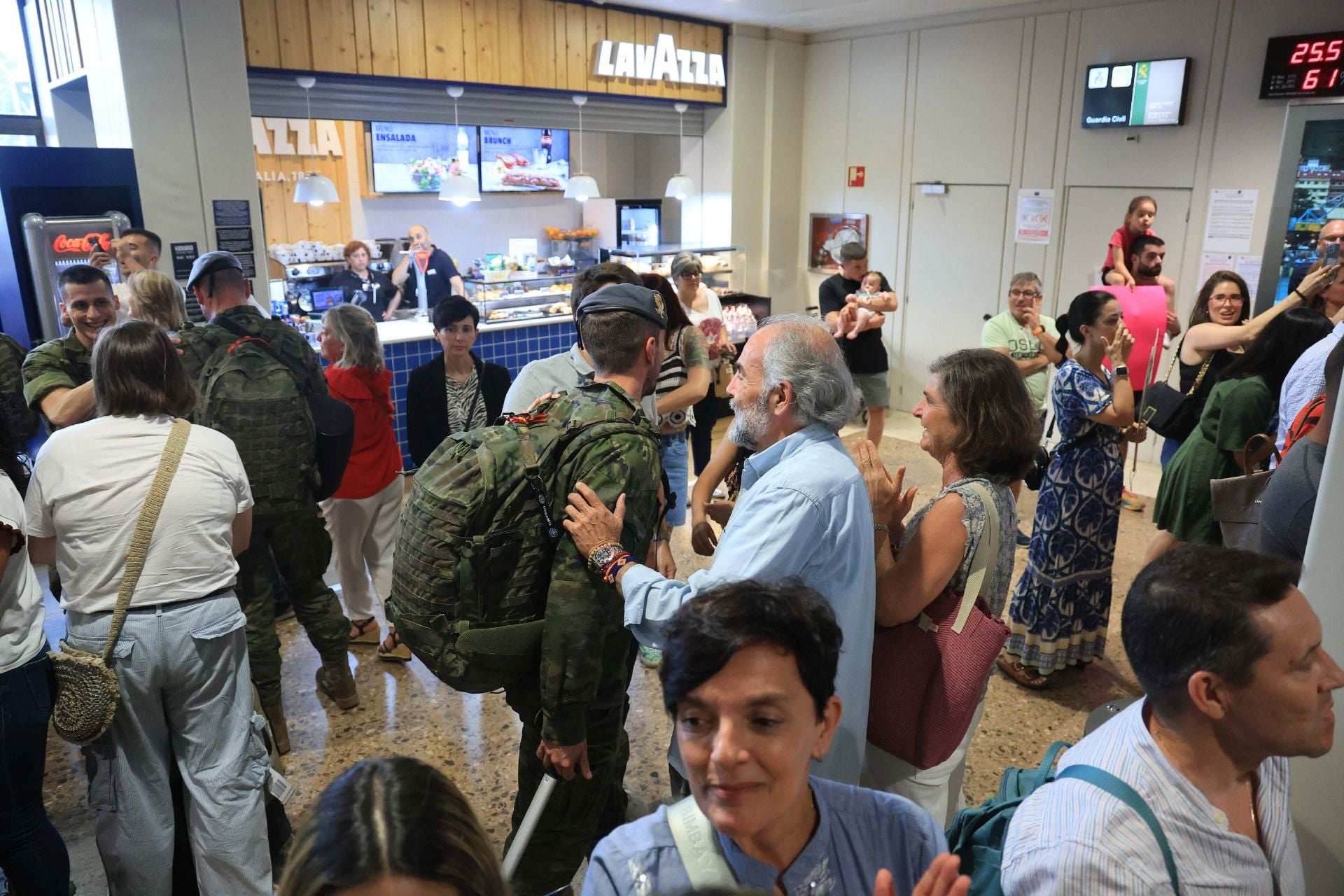 Emocionante regreso de los militares asturianos que estuvieron seis meses en Eslovaquia