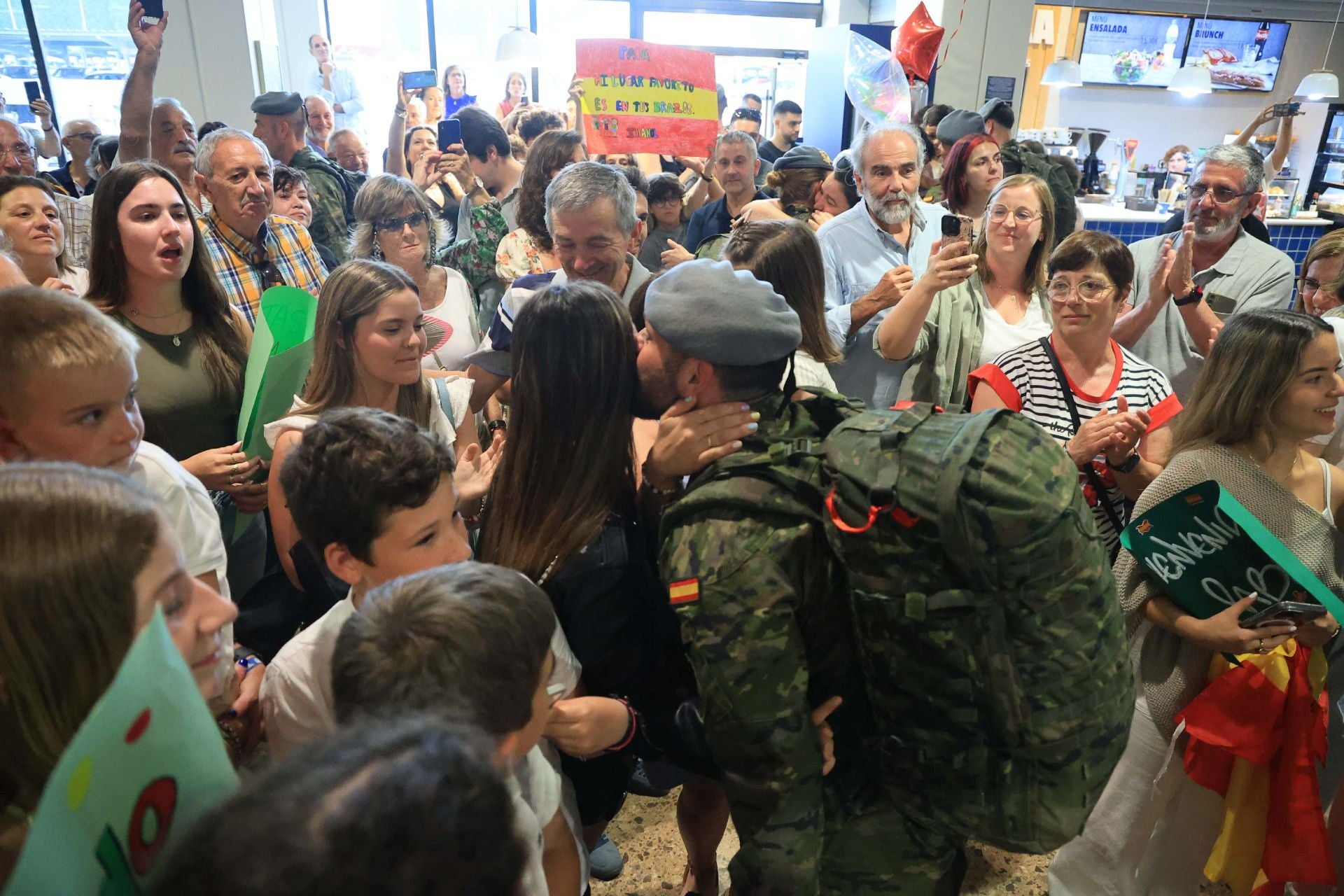 Emocionante regreso de los militares asturianos que estuvieron seis meses en Eslovaquia