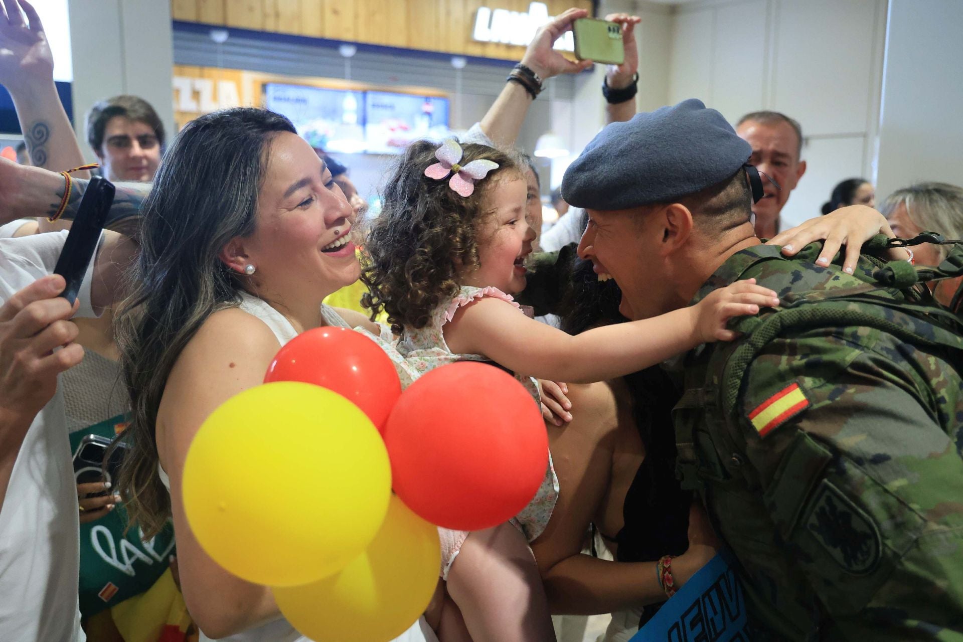 Emocionante regreso de los militares asturianos que estuvieron seis meses en Eslovaquia
