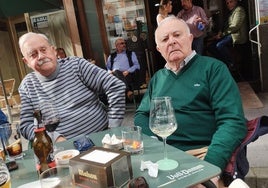 Jesús Fernández, a la izquierda, junto a su hermano Toni. A los dos les conocían como Espina.