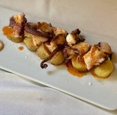 El comedor de El Faro de Cudillero.