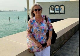 La avilesina Alicia Pais Varela a la orilla de las cálidas aguas del golfo pérsico, en un rincón de Bahrain.