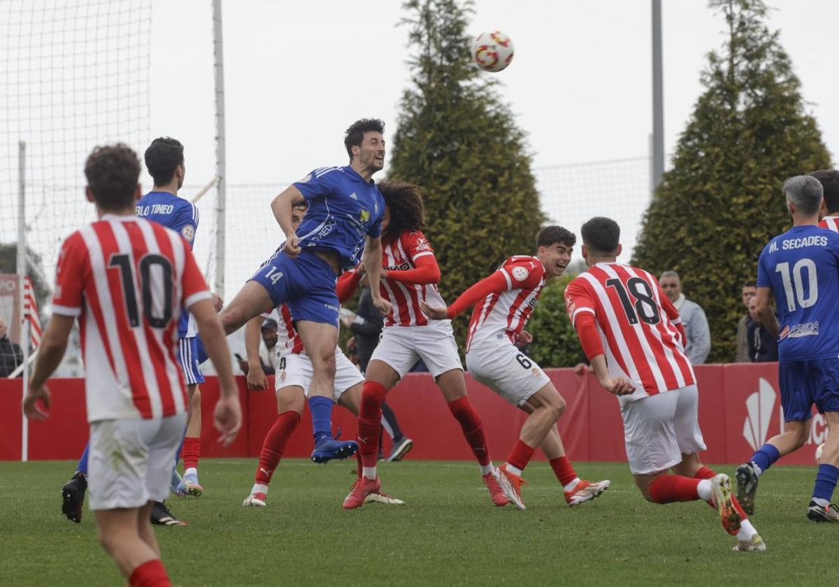 Un momento del partido de 'play off' entre el Sporting Atlético y el Covadonga.