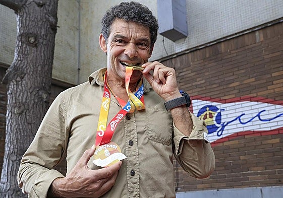 Miguel Álvarez, con sus dos últimos oros nacionales, frente al Grupo Covadonga.