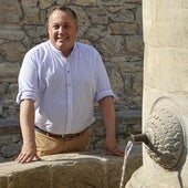 El edil de Servicios Urbanos, Movilidad y Medio Ambiente, Pelayo García, en los caños de Rivero.