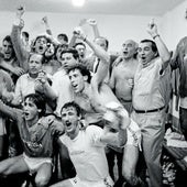 La plantilla azul, desbordada de alegría en el vestuario tras firmar el ascenso a Primera División el 4 de junio de 1988.