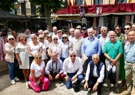 Hasta Sahagún de Campos viajaron los aficionados a los toros, con Dioni Montero –de blanco, agachado–al frente de la Federación Taurina del Principado de Asturias.