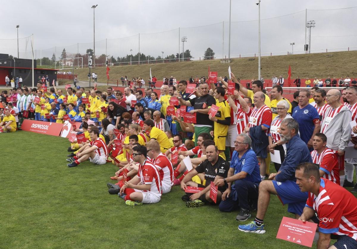 Los participantes de los diferentes equipos se fotografían en el césped de Mareo al término de la actividad.
