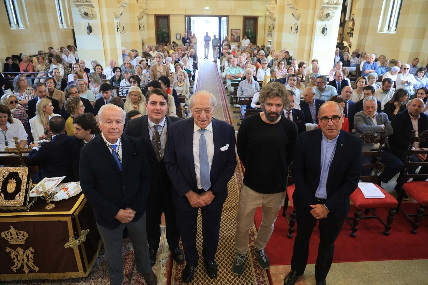 Luis Rodríguez Ovejero, en el centro, junto a Joaquín García, Lucas Oraá, el artista Pablo de Lillo, autor del cartel, y el párroco Agustín González.