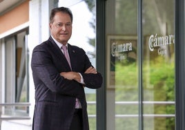 El presidente de la Cámara de Comercio de Gijón, Félix Baragaño, junto a las oficinas camerales.