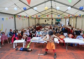 Globoflexia y un divertido payaso para los más pequeños en El Muselín . ARNALDO GARCÍA