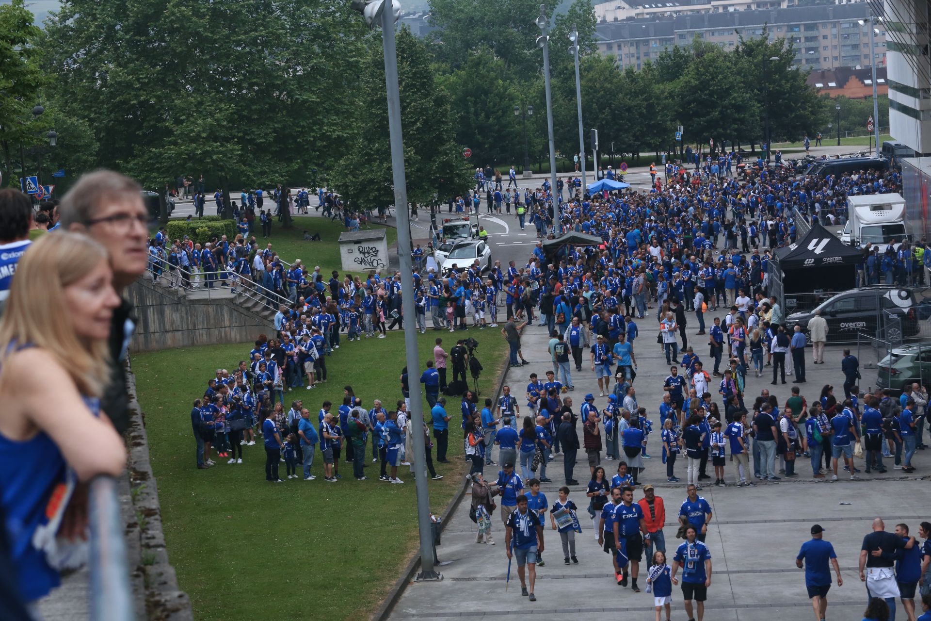 Oviedo se vuelca con su equipo: las mejores imágenes de la afición azul