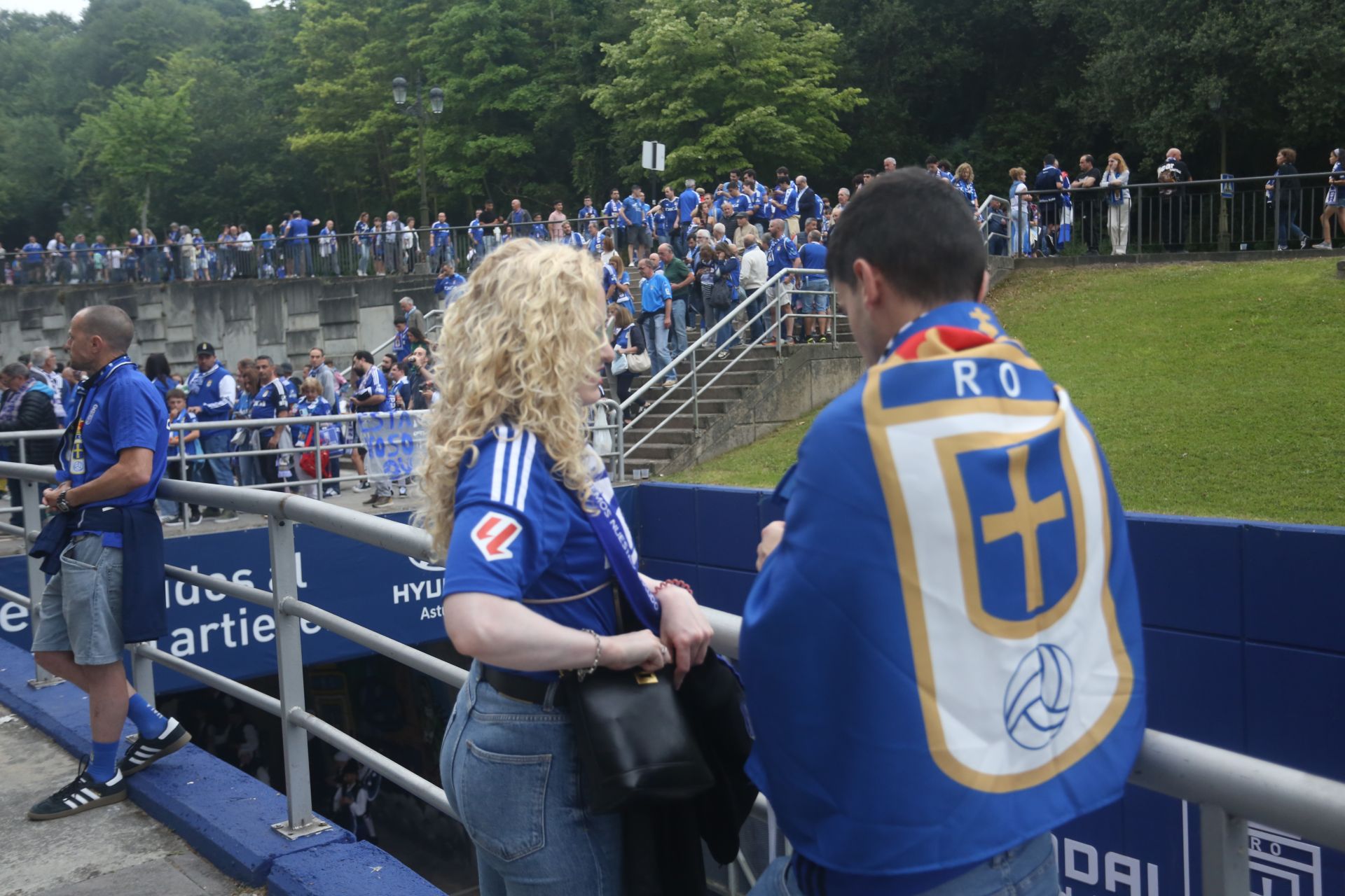 Oviedo se vuelca con su equipo: las mejores imágenes de la afición azul
