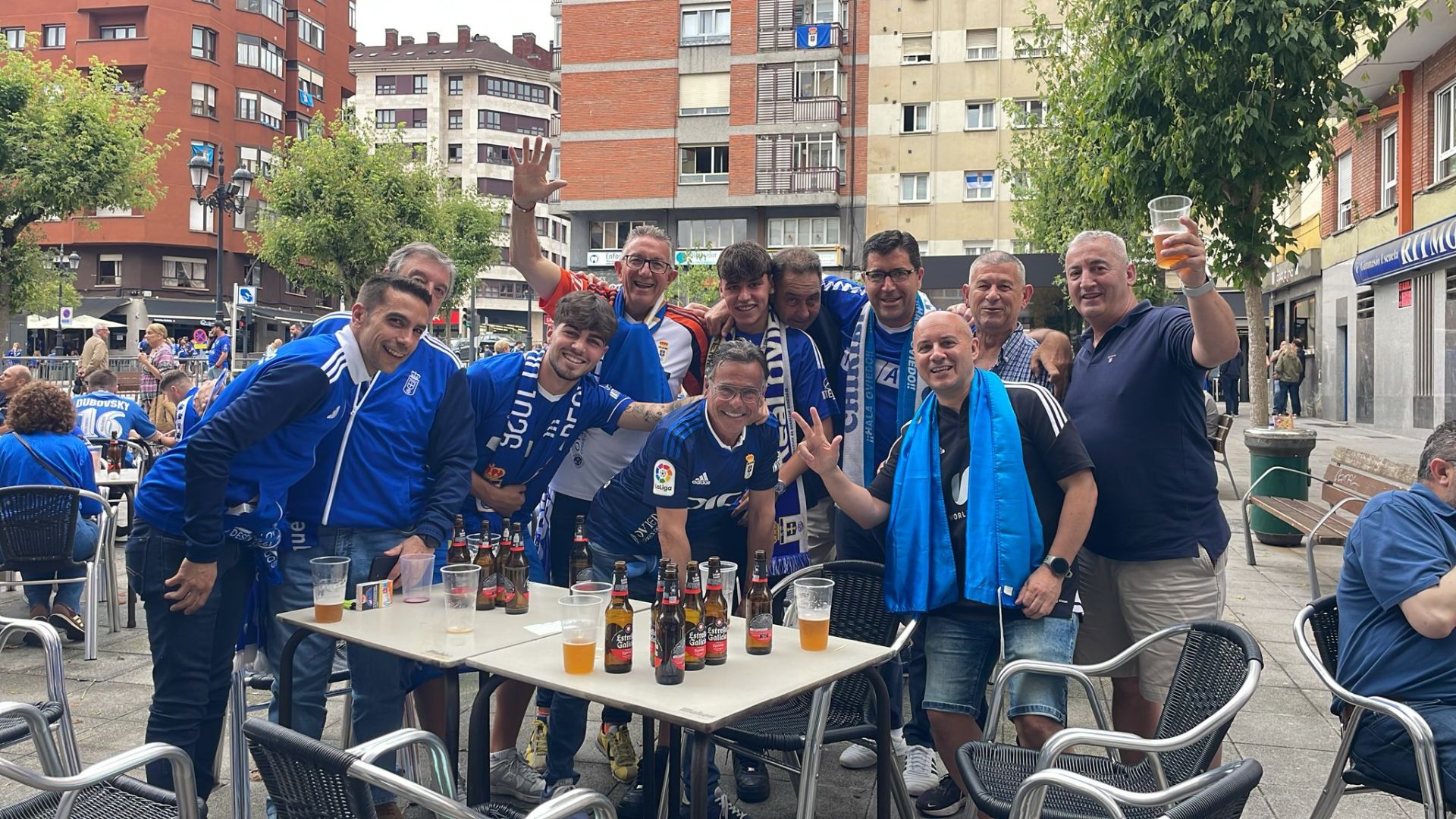 Oviedo se vuelca con su equipo: las mejores imágenes de la afición azul
