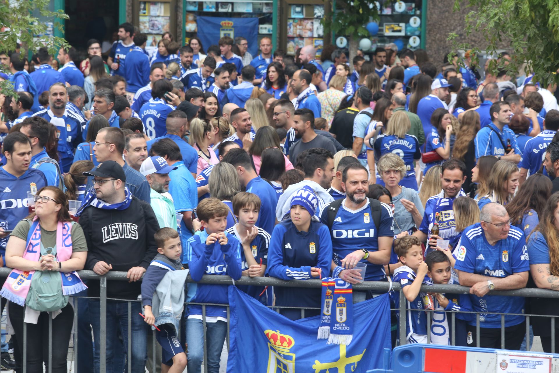 Oviedo se vuelca con su equipo: las mejores imágenes de la afición azul