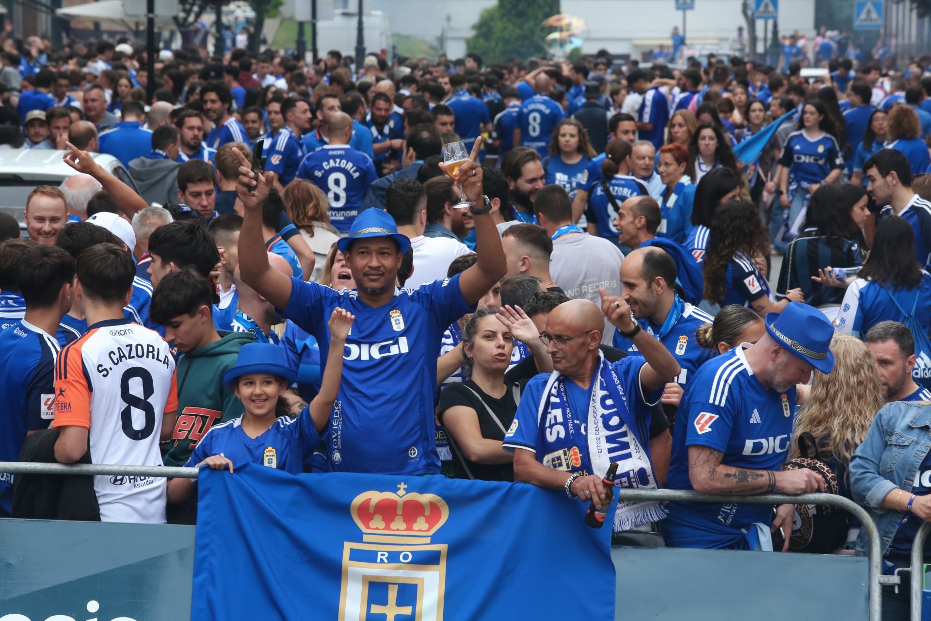 Oviedo se vuelca con su equipo: las mejores imágenes de la afición azul