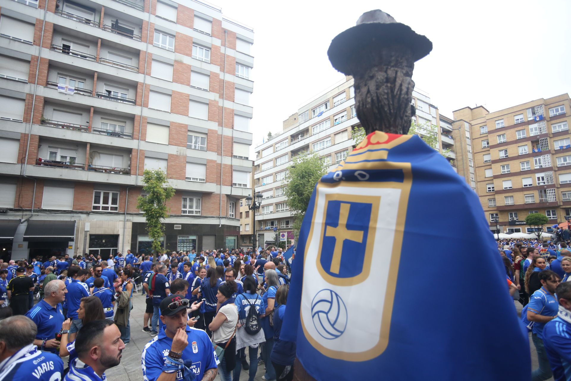 Oviedo se vuelca con su equipo: las mejores imágenes de la afición azul