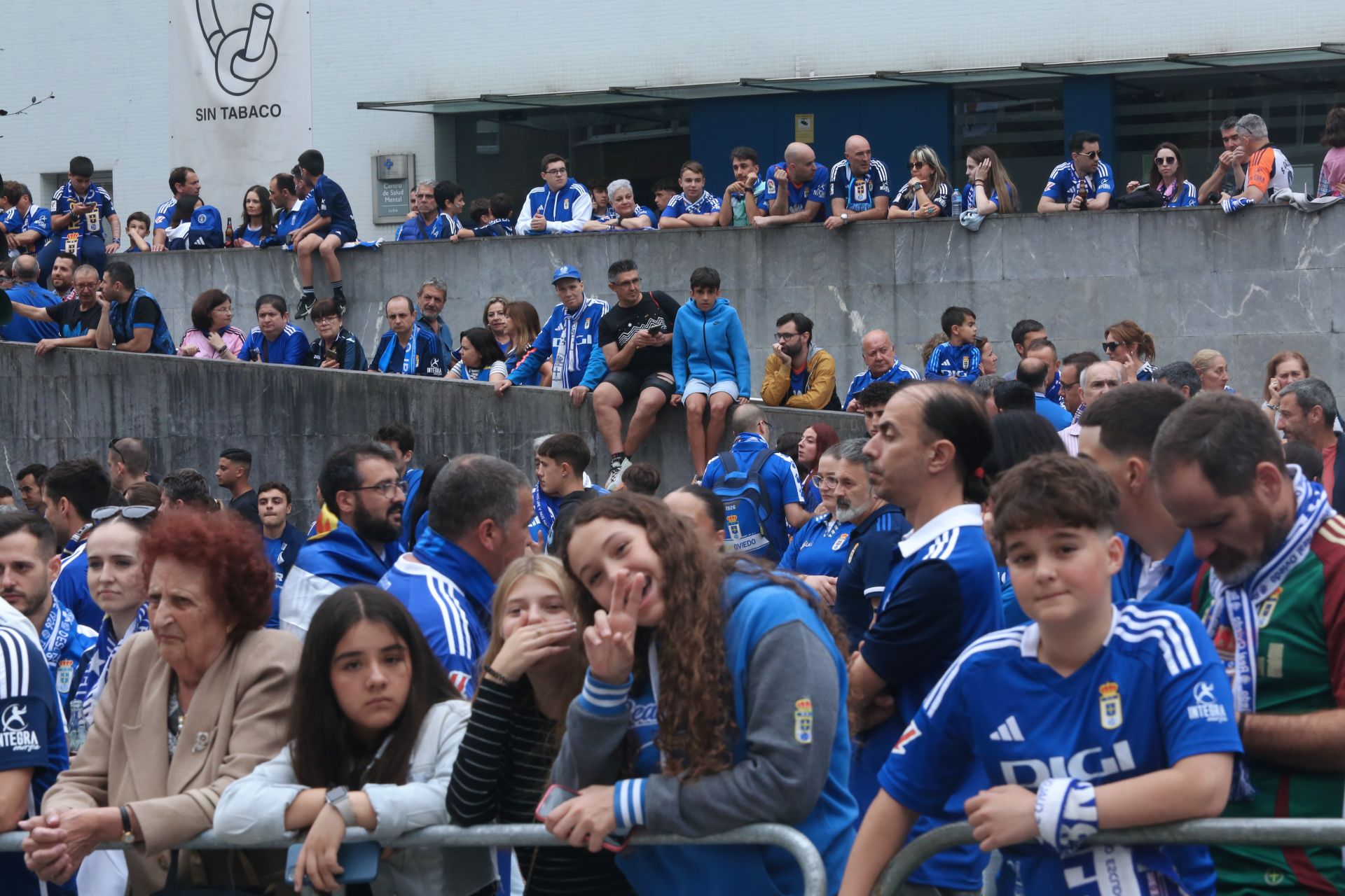 Oviedo se vuelca con su equipo: las mejores imágenes de la afición azul