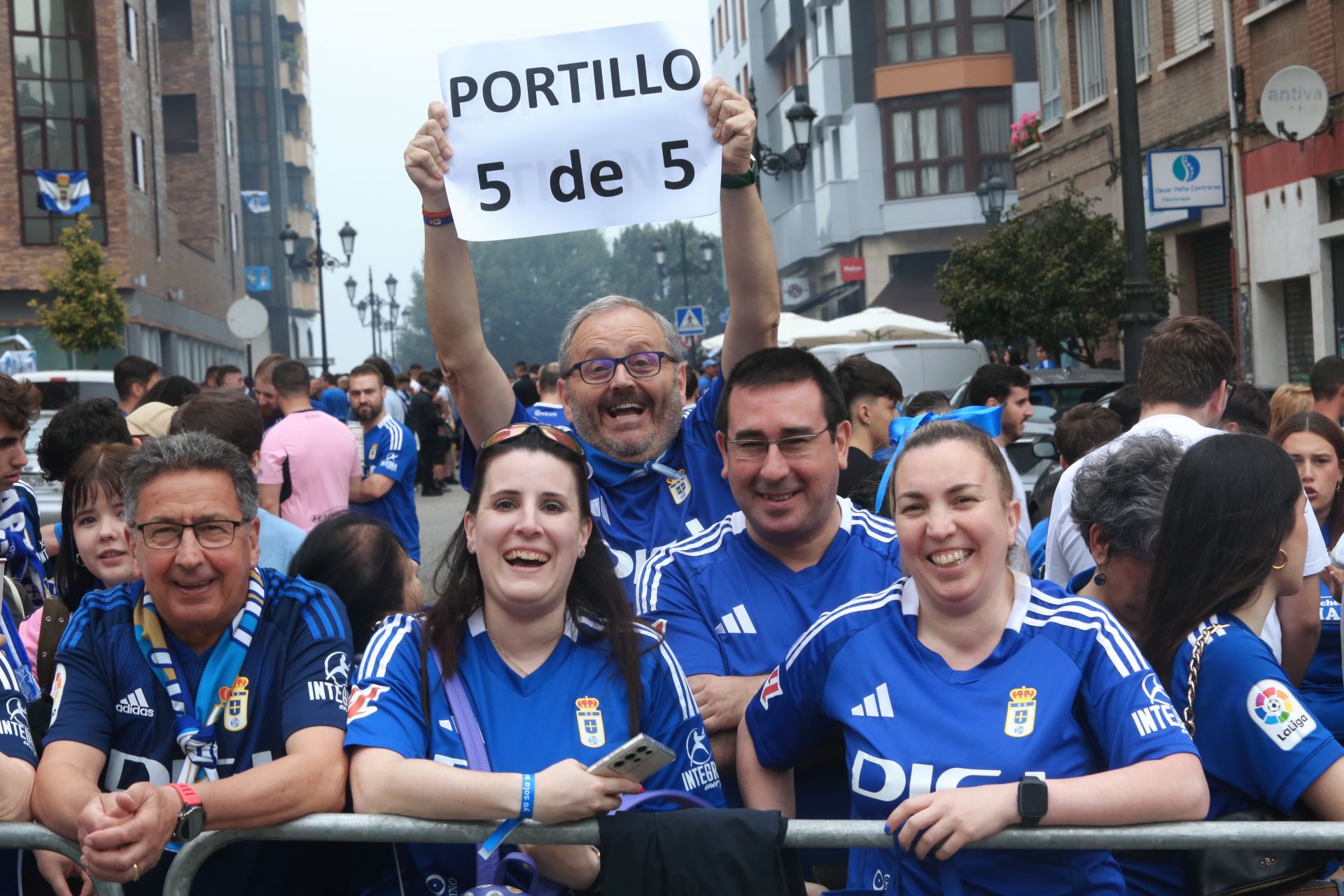 Oviedo se vuelca con su equipo: las mejores imágenes de la afición azul