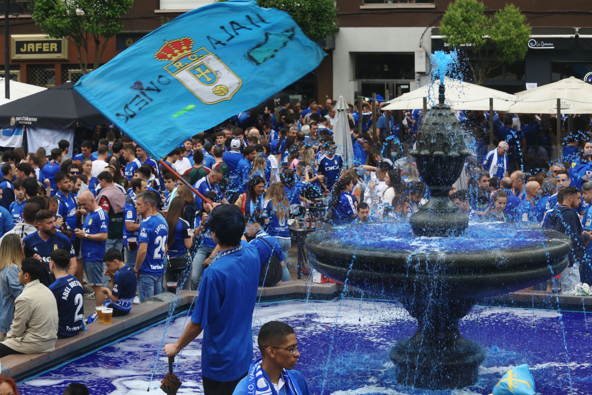 Oviedo se vuelca con su equipo: las mejores imágenes de la afición azul