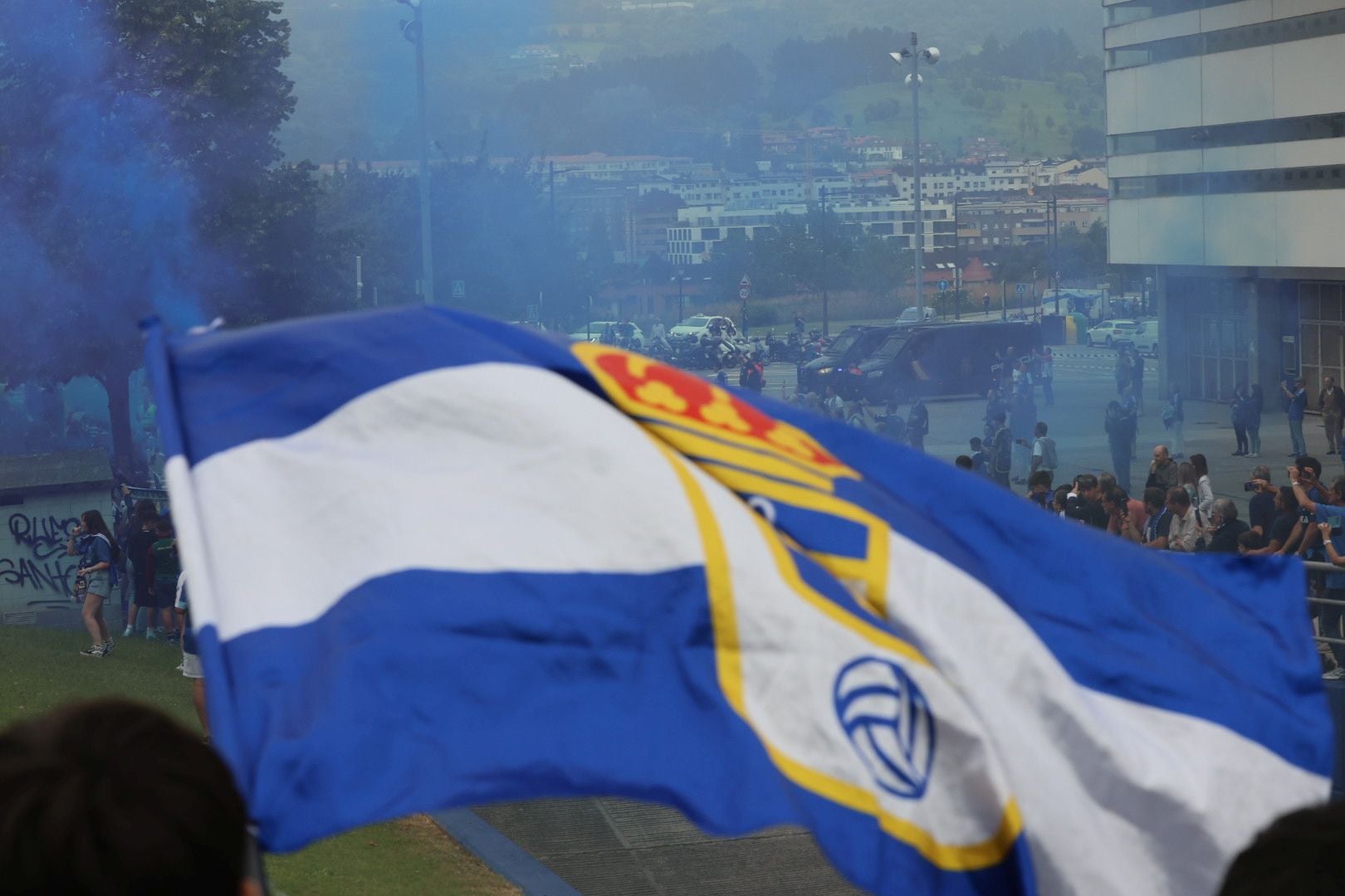 Oviedo se vuelca con su equipo: las mejores imágenes de la afición azul