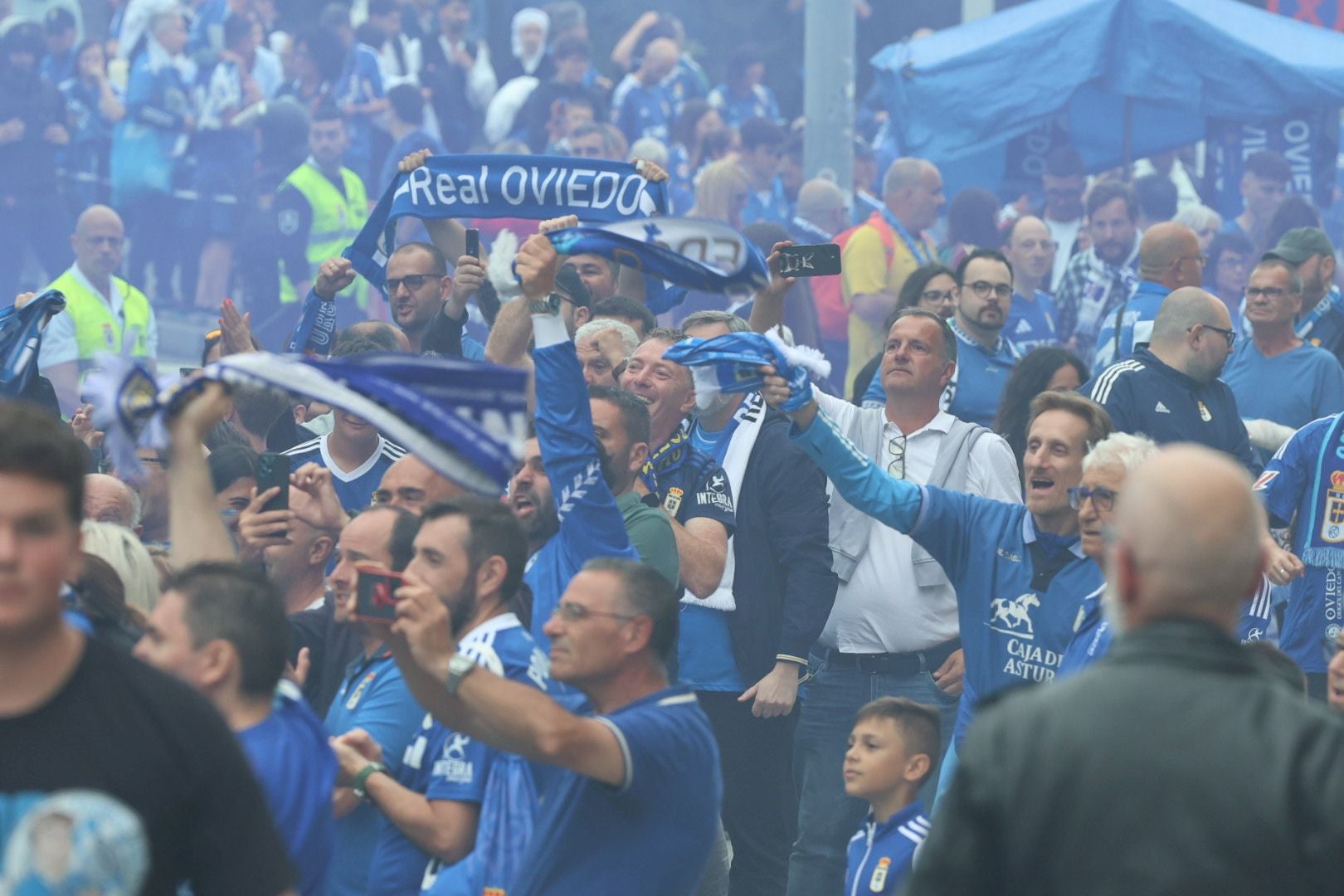 Oviedo se vuelca con su equipo: las mejores imágenes de la afición azul