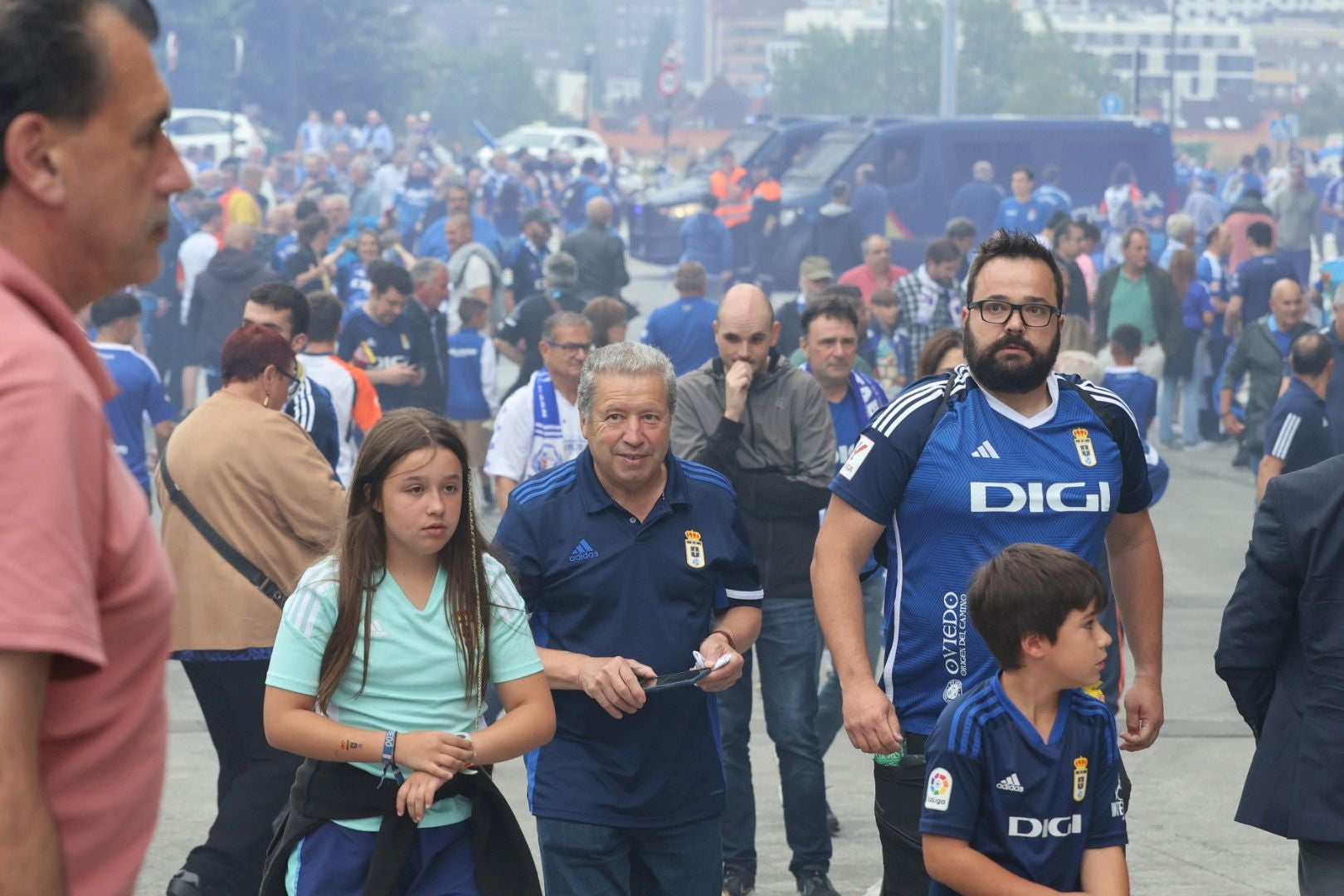 Oviedo se vuelca con su equipo: las mejores imágenes de la afición azul