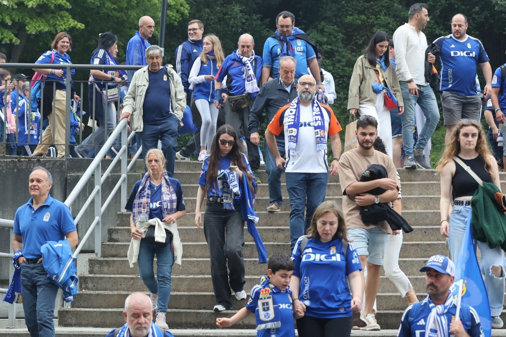 Oviedo se vuelca con su equipo: las mejores imágenes de la afición azul