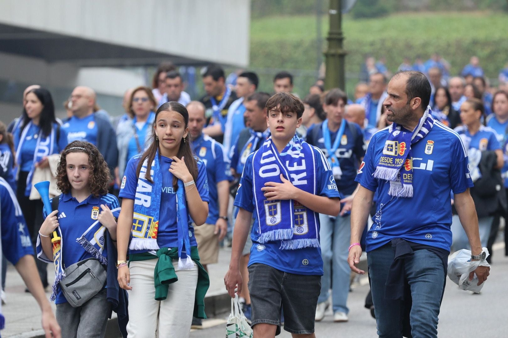 Oviedo se vuelca con su equipo: las mejores imágenes de la afición azul