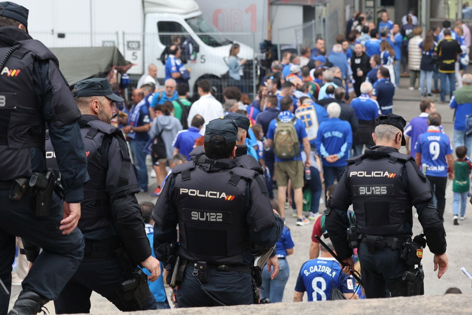 Oviedo se vuelca con su equipo: las mejores imágenes de la afición azul