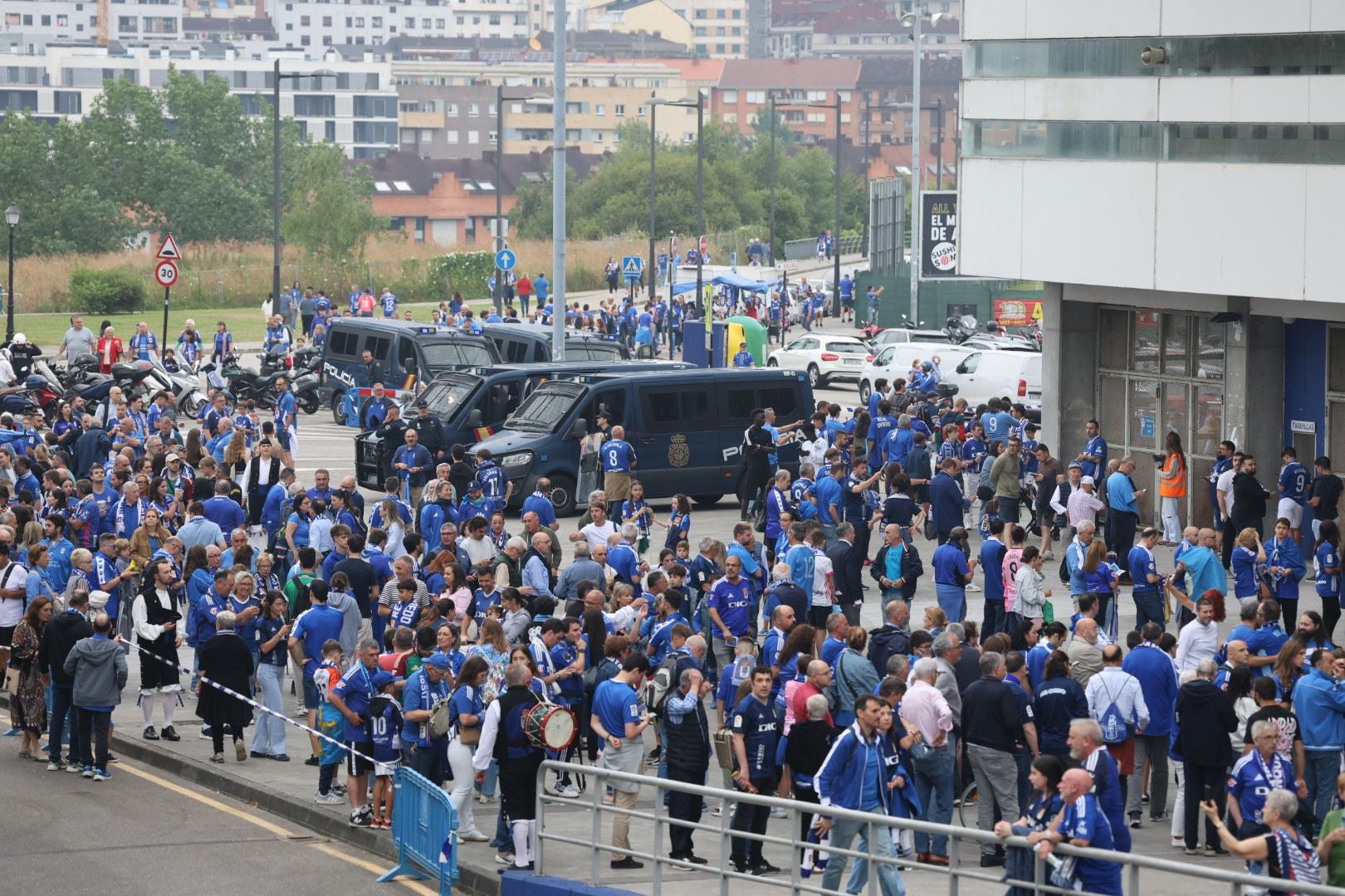 Oviedo se vuelca con su equipo: las mejores imágenes de la afición azul