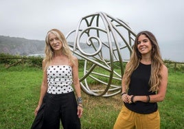 Xana y Carmen Álvarez Margaride, con la escultura que creó la primera en homenaje a su padre y que se ubica en La Providencia, en Gijón.