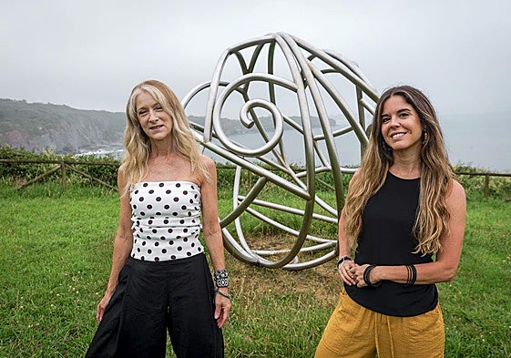 Xana y Carmen Álvarez Margaride, con la escultura que creó la primera en homenaje a su padre y que se ubica en La Providencia, en Gijón.