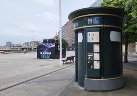 Una de las cabinas de aseo instaladas en las calles de Gijón.