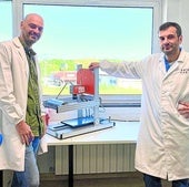Pelayo González, director de laboratorio, y Martín Hervello, técnico de I+D+i, junto a un equipo de imagen hiperespectral.