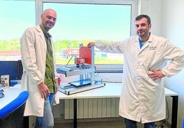 Pelayo González, director de laboratorio, y Martín Hervello, técnico de I+D+i, junto a un equipo de imagen hiperespectral.