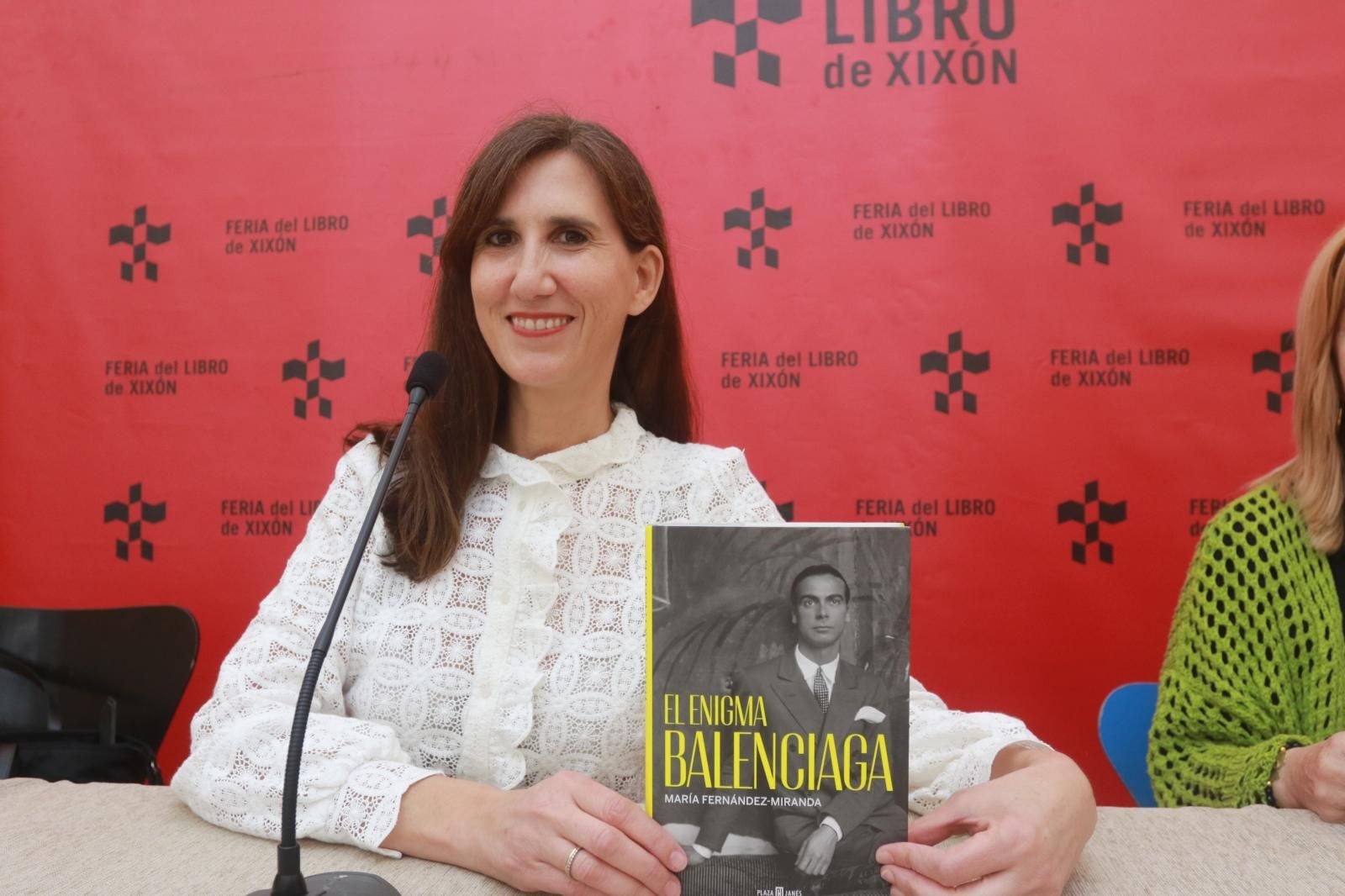 María Fernández-Miranda con su libro 'El enigma de Balenciaga'.