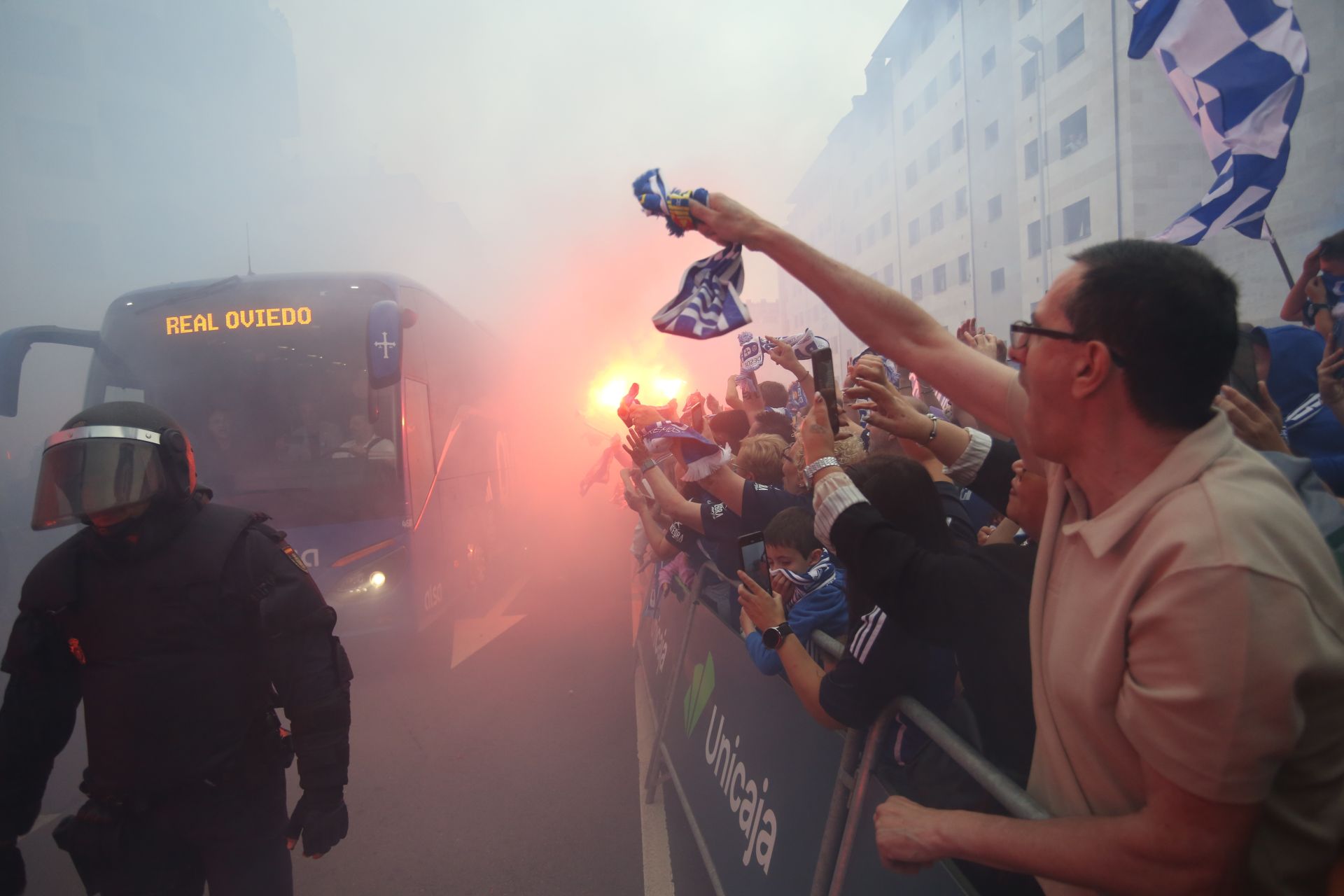 Oviedo se vuelca con su equipo: las mejores imágenes de la afición azul