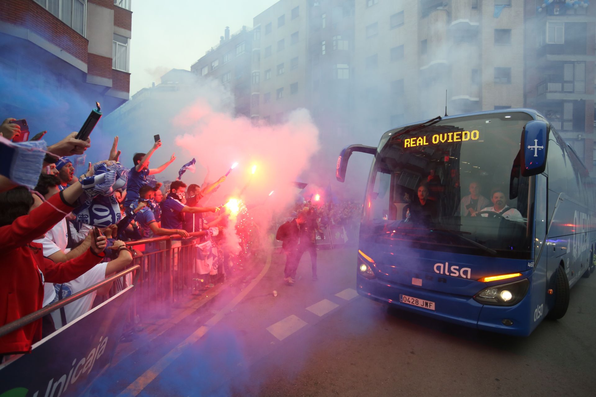 Oviedo se vuelca con su equipo: las mejores imágenes de la afición azul