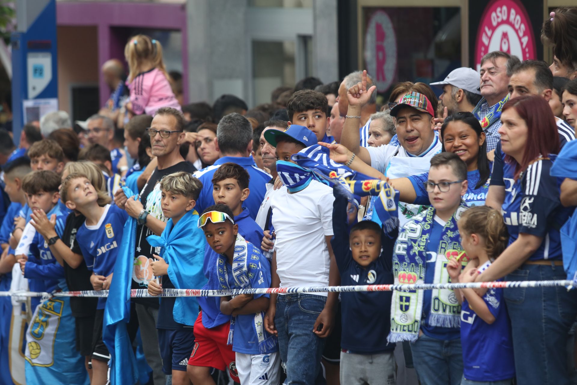 Oviedo se vuelca con su equipo: las mejores imágenes de la afición azul