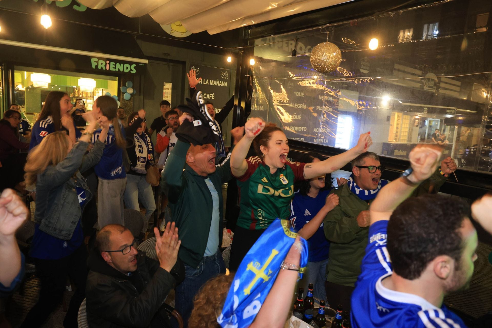 Locura y celebración en Oviedo por volver a Primera