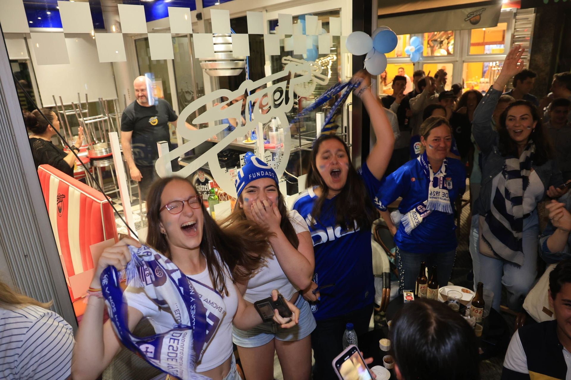 Locura y celebración en Oviedo por volver a Primera