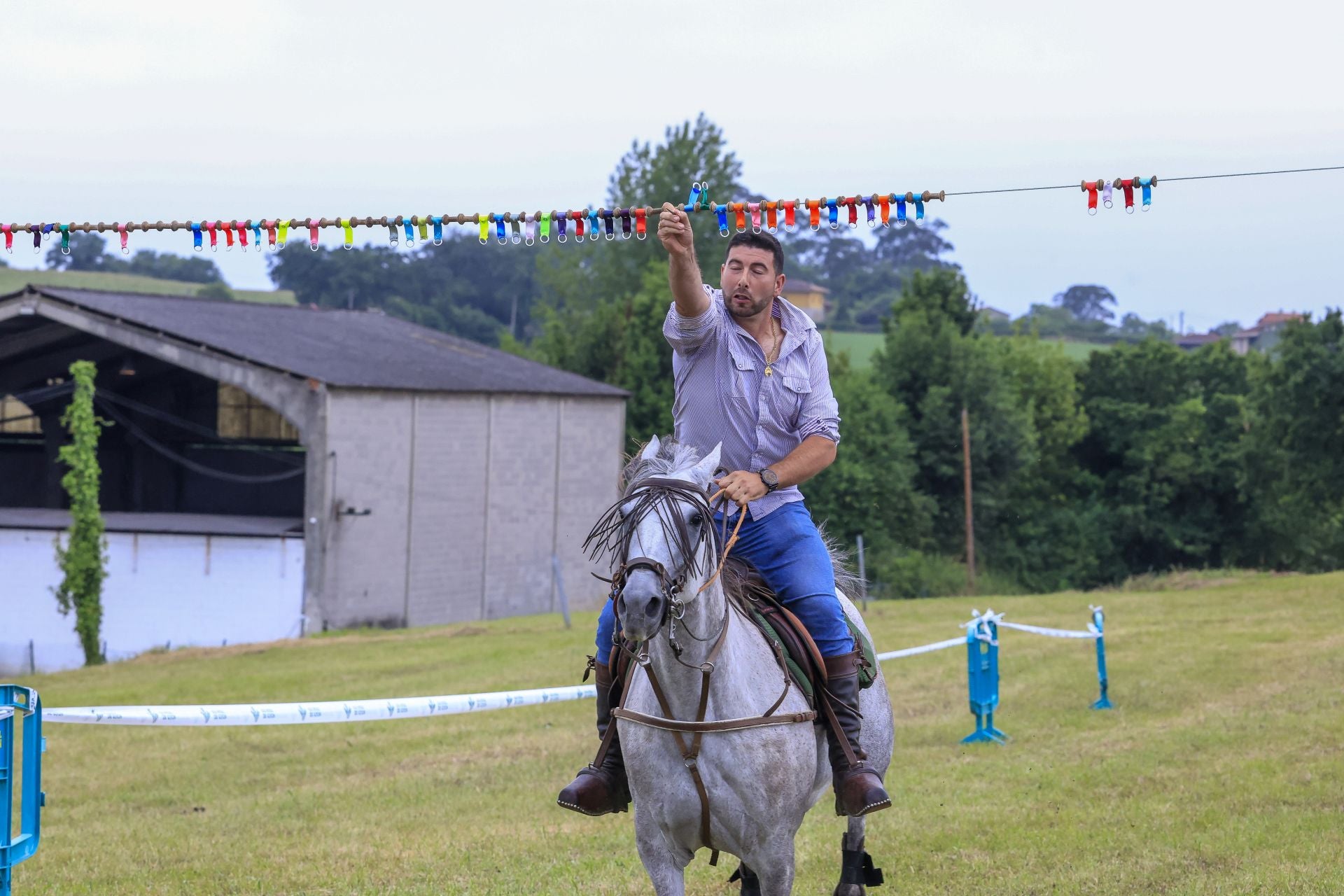 Concurso de cinta a caballo en las fiestas de Mareo, en Gijón
