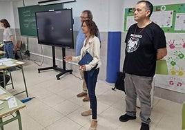 La nueva consejera de Educación, Eva Ledo, animó a los opositores antes del examen en Avilés.