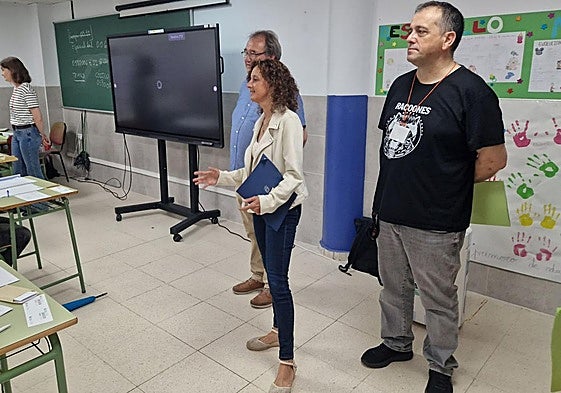 La nueva consejera de Educación, Eva Ledo, animó a los opositores antes del examen en Avilés.